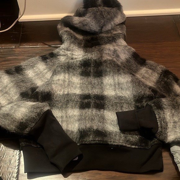 Worn once.  Twenty Montreal cropped wool blend hoodie - Picture 6 of 6